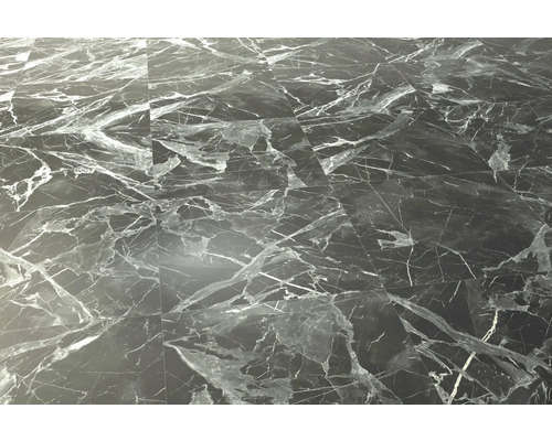 Verlegte Bodenfliesen mit Marmoroptik