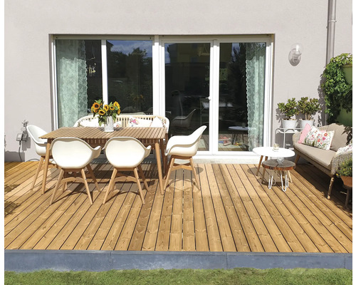 Holzterrasse mit Esstisch und Sitzgruppe im Aussenbereich
