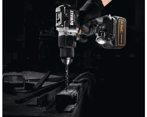 Visseuse-perceuse sans fil DeWalt perçant un morceau de métal
