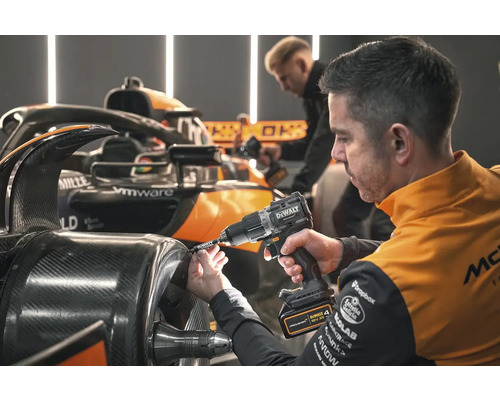 Un mécanicien utilise une visseuse sans fil DeWalt sur une voiture de course de Formule 1.