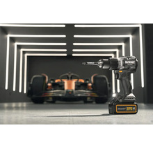 Akkubohrschrauber von DeWalt McLaren Edition vor einem Rennwagen