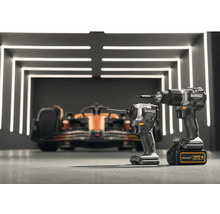 Zwei DeWalt Akku-Bohrschrauber vor einem Formel-1-Rennwagen