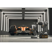 Zwei Akku-Bohrschrauber der Marke DeWalt McLaren vor einem Rennwagen