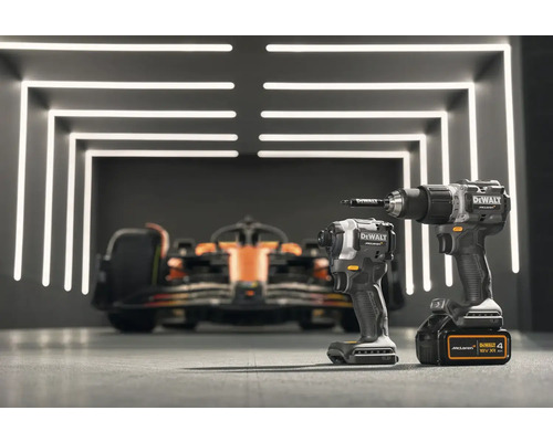 Deux tournevis sans fil DeWalt McLaren devant une voiture de course