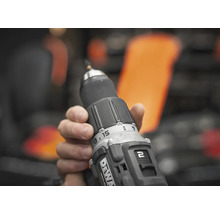 Hand hält einen DeWalt Akku-Bohrschrauber