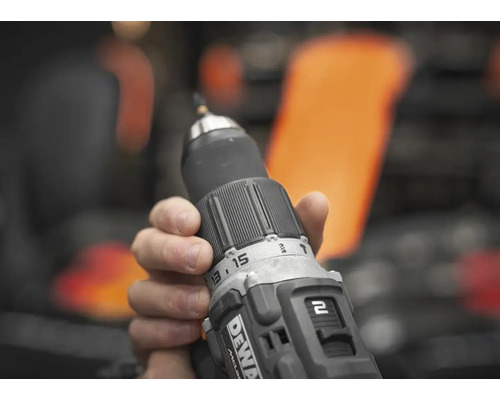 Main tenant une perceuse-visseuse sans fil DeWalt