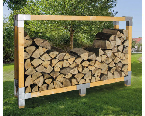Holzlager aus Holz und Metall auf einer Rasenfläche, gefüllt mit Holz