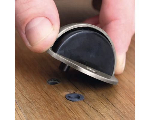 Montage d''un butoir de porte sur un plancher en bois.