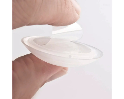 Transparente Spülbeckenstöpsel werden vom Finger abgezogen.