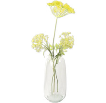 Künstliche gelbe Blüte in einer Glasvase