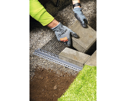 Pavage de pierres avec bordure de gazon, voile anti-mauvaises herbes et caniveau de drainage