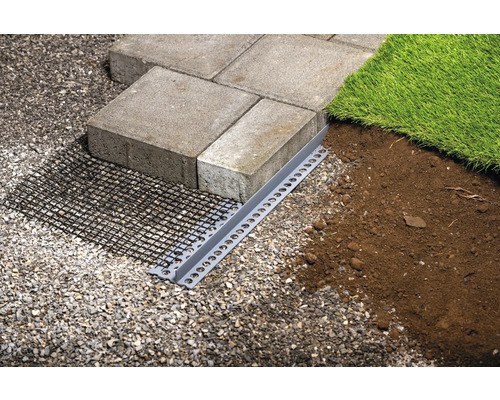 Pavés avec gazon, gravier, tissu anti-mauvaises herbes et bordure de gazon