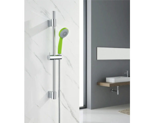 Duschset mit Stange und Handbrause in einem Badezimmer