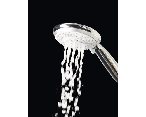 Handbrause mit Wasserstrahl im Einsatz