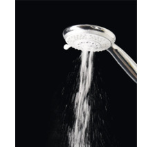 Brausekopf mit fließendem Wasser