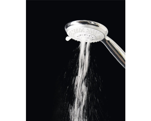 Brausekopf mit fließendem Wasser