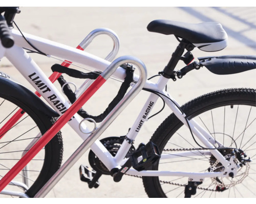 Fahrrad mit Fahrradschloss an einem Fahrradständer