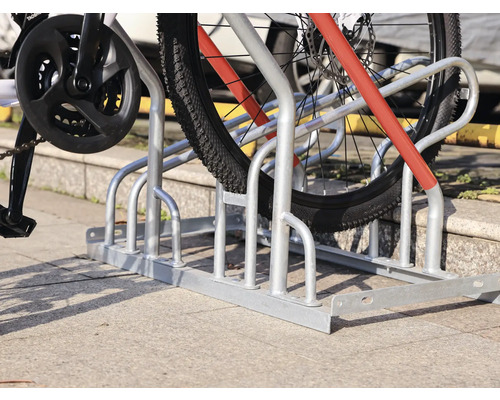 Fahrradständer aus Metall mit Fahrrädern