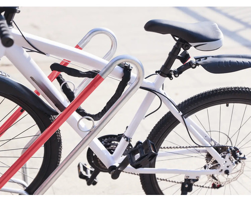 Fahrräder in Fahrradständer mit Kette gesichert