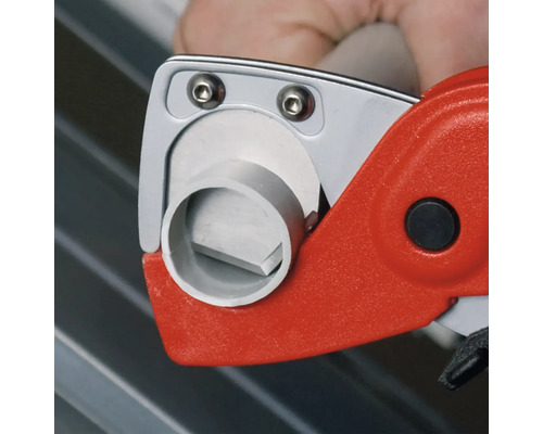 Coupe-tube utilisé pour couper un tube