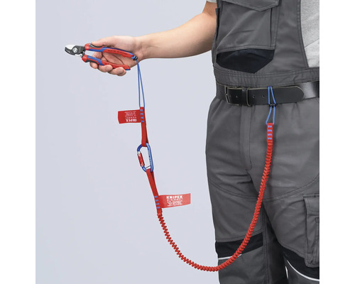 Personne avec pince coupante sur le porte-outil