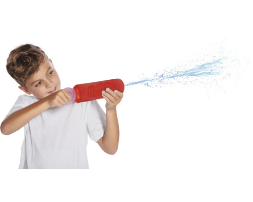 Garçon arrose avec un pistolet à eau