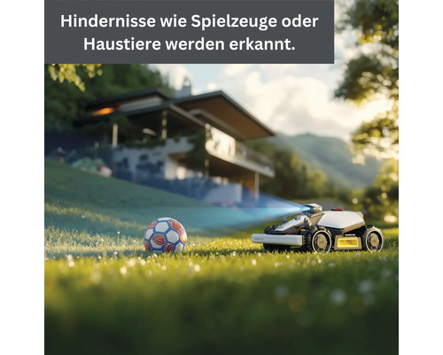 Rasenmähroboter auf einer Rasenfläche mit einem Fußball im Vordergrund und einem Haus im Hintergrund