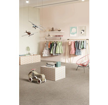 Pièce lumineuse avec mode enfantine, avions jouets, étagères et vêtements pour enfants