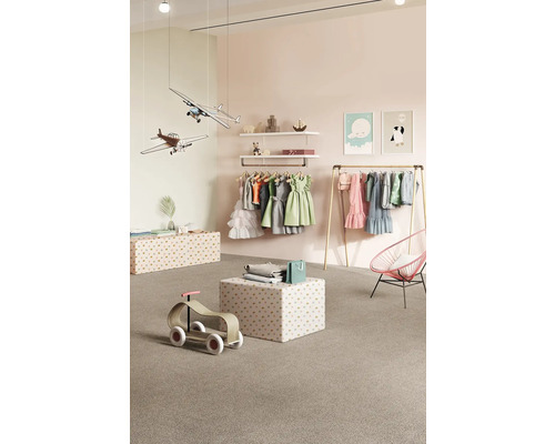 Pièce lumineuse avec mode enfantine, avions jouets, étagères et vêtements pour enfants