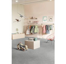 Chambre d''enfant lumineuse avec portant à vêtements, avions jouets et tapis