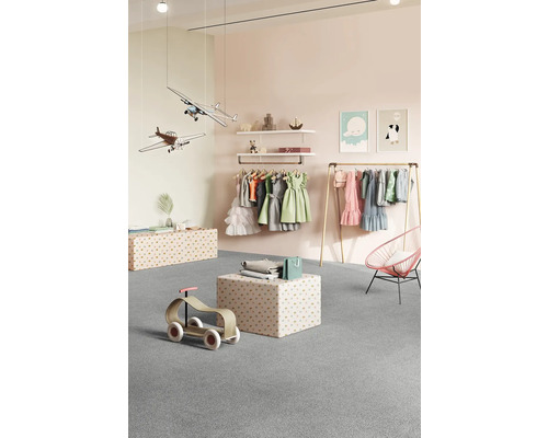 Chambre d''enfant lumineuse avec portant à vêtements, avions jouets et tapis