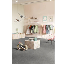 Chambre d''enfant avec portant à vêtements, jouets et moquette