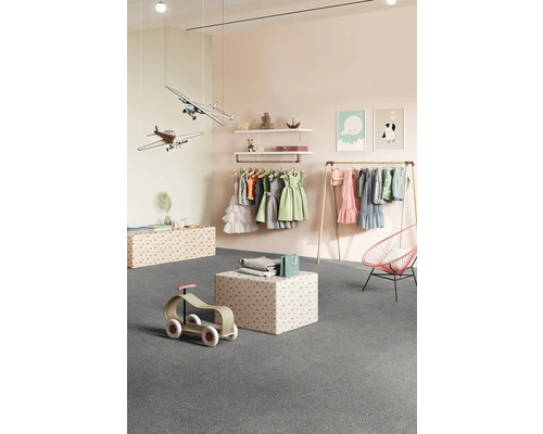 Chambre d''enfant avec portant à vêtements, jouets et moquette