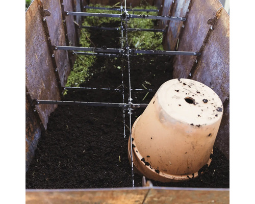 Tamis de sol avec terreau et pot de fleurs