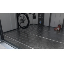 Innenraum einer Gerätebox mit Aluminiumboden, Fahrrad und Stiefel