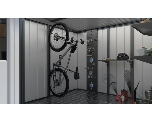 Support à vélo et panneau d''outils dans une cabane de jardin pour ranger les outils de jardin