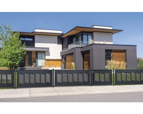 Maison moderne avec portail coulissant et éléments décoratifs