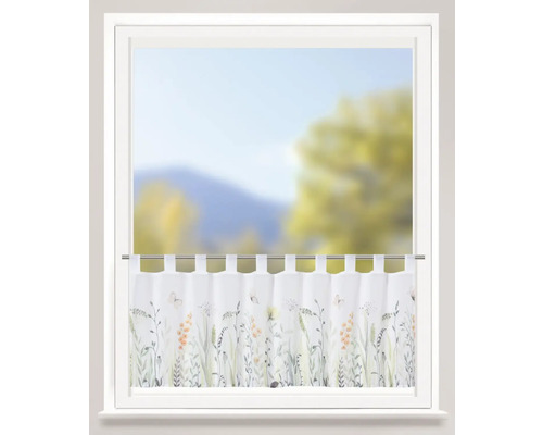 Gardinenstore mit Blumenmuster vor Fenster