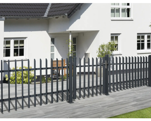Schwarzer Metallzaun vor einem Wohnhaus