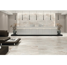 Innenraum mit Marmorboden, Rezeption und Sitzecke