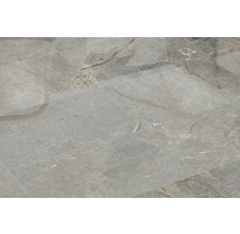 Boden aus grauen Feinsteinzeugfliesen in Marmoroptik