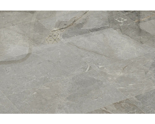 Boden aus grauen Feinsteinzeugfliesen in Marmoroptik