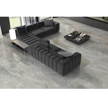 Wohnzimmer mit grauer modularen Couch, Couchtisch und polierten Bodenfliesen für ein elegantes und modernes Ambiente.