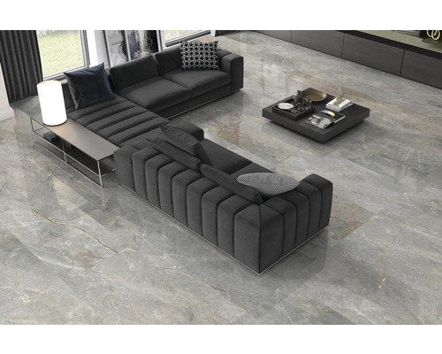 Wohnzimmer mit grauer modularen Couch, Couchtisch und polierten Bodenfliesen für ein elegantes und modernes Ambiente.