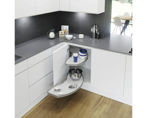 Coin cuisine avec plateau pivotant coulissant pour meubles d''angle, équipé de vaisselle et d''ustensiles de cuisine pour une utilisation optimale de l''espace.