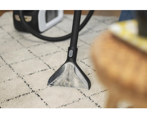 Nettoyeur de tapis en cours d''utilisation sur un tapis