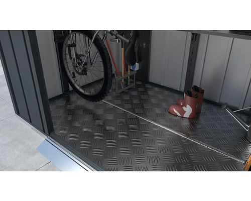 Vue intérieure d''une remise avec un vélo, des outils et des bottes sur le sol