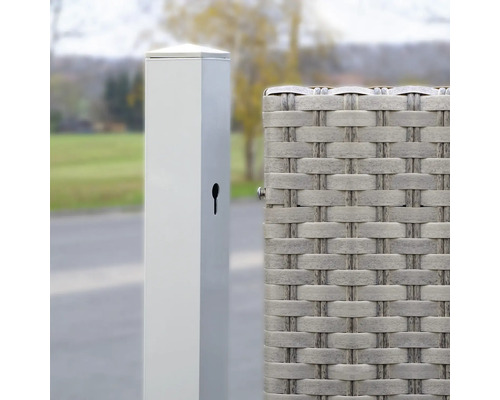 Vue détaillée d''un écran d''intimité avec des poteaux métalliques et un élément tressé