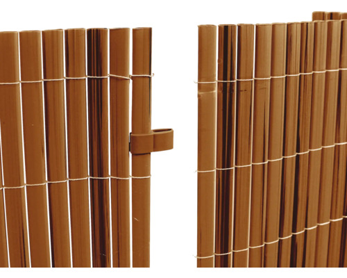 Detailaufnahme eines Sichtschutzzauns aus Kunststoff mit Verschlussmechanismus