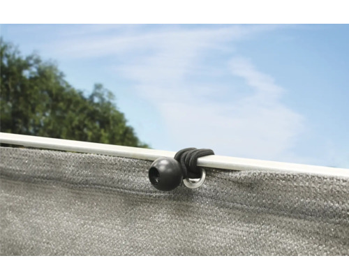 Vue détaillée d''un filet d''ombrage fixé par une boule en caoutchouc